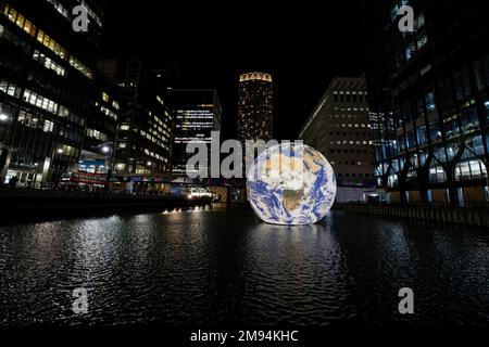 London, Großbritannien. 16. Januar 2023. Die schwimmende Erde, leichte Installation von Luke Jerram, im mittleren Dock an der Canary Wharf. Eine riesige magische Kugel schwebt im Wasser des Middle Dock an der Canary Wharf als Teil der Ausstellung des Winterlichterfestivals nach einer zweijährigen Pause aufgrund der COVID-Pandemie. Das Festival beginnt am Mittwoch, den 18. Januar, und endet am Samstag, den 28. Januar. (Foto: Hesther Ng/SOPA Images/Sipa USA) Guthaben: SIPA USA/Alamy Live News Stockfoto