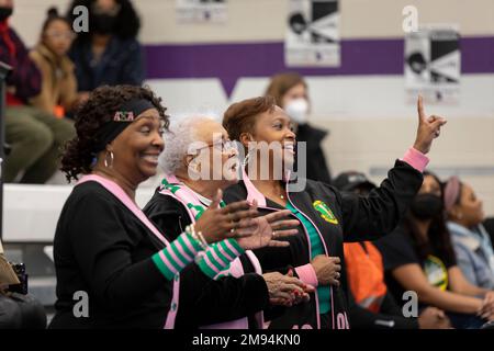 Seattle, Washington, USA. 16. Januar 2023. Ehemalige Mitglieder der Alpha-Kappa-Alpha-Studentenverbindung werden bei einer Kundgebung in der Garfield High School in Seattle zur Feier des Lebens und Werkes von Martin Luther King Jr. aufgerufen Dieses Jahr ist der Seattle MLK Jr. Organisation der 40.-jährigen Ehrung des Erbes von Dr. Kings durch die Koalition. Kredit: Paul Christian Gordon/Alamy Live News Stockfoto