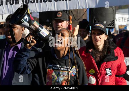 Seattle, Washington, USA. 16. Januar 2023. Ein Mitglied der Seattle MLK Jr. Organising Coalition feiert bei einem marsch durch den Central District von Seattle das Leben und Werk von Martin Luther King Jr. Dieses Jahr ist der Seattle MLK Jr. Organisation der 40.-jährigen Ehrung des Erbes von Dr. Kings durch die Koalition. Kredit: Paul Christian Gordon/Alamy Live News Stockfoto