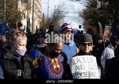 Seattle, Washington, USA. 16. Januar 2023. Hunderte marschieren durch Seattles Central District, um das Leben und Werk von Martin Luther King Jr. zu feiern Dieses Jahr ist der Seattle MLK Jr. Organisation der 40.-jährigen Ehrung des Erbes von Dr. Kings durch die Koalition. Kredit: Paul Christian Gordon/Alamy Live News Stockfoto