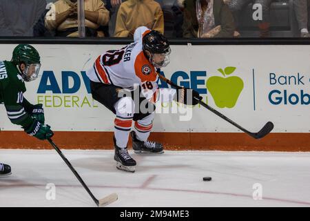 13. Januar 2023: RIT Tigers Forward Kobe Walker (18) läuft mit dem Puck in der ersten Phase gegen die Mercyhurst Lakers. Das Rochester Institute of Technology Tigers war Gastgeber der Mercyhurst University Lakers bei einem atlantischen Konferenzspiel der NCAA Division 1 im Gene Polisseni Center in Rochester, New York. (Jonathan Tenca/CSM) Stockfoto