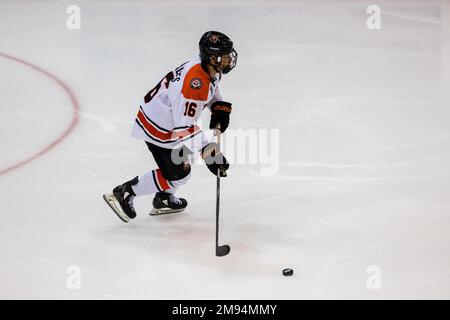 13. Januar 2023: RIT Tigers Forward Elijah Gonsalves (16) läuft mit dem Puck in der zweiten Phase gegen die Mercyhurst Lakers. Das Rochester Institute of Technology Tigers war Gastgeber der Mercyhurst University Lakers bei einem atlantischen Konferenzspiel der NCAA Division 1 im Gene Polisseni Center in Rochester, New York. (Jonathan Tenca/CSM) Stockfoto