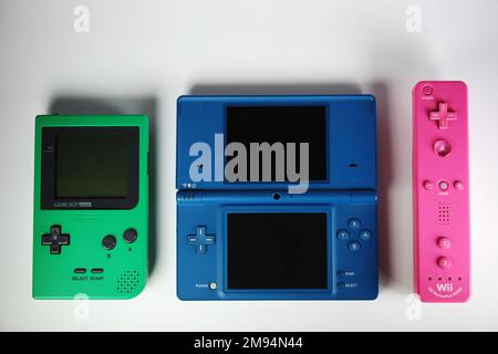 Bronx, NY - 16. Januar 2023: Verschiedene farbenfrohe Nintendo Retro-Spiele. Tragbarer Gameboy, DS- und Wii-Controller. Stockfoto