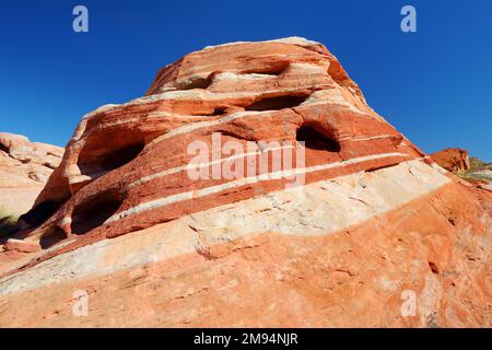 Faszinierende Farben und Formen von Sandsteinformationen im Valley of Fire State Park, Nevada, USA. Den amerikanischen Südwesten erkunden. Stockfoto