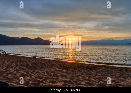 Sonnenuntergang auf dem Baikal-See in der Barguzin Bay. Republik Burjatien, Maksimikha-Siedlung Stockfoto