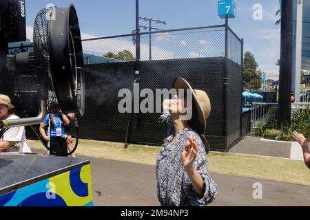 Melbourne, Australien. 17. Januar 2023. Marina aus Melbourne erfrischt sich mit Spray. Aufgrund der extremen Temperaturen wurden die Spiele der Australian Open auf den Plätzen im Freien unterbrochen. Kredit: Frank Molter/dpa/Alamy Live News Stockfoto