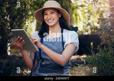 Ich würde trotzdem meinen Baum Pflanzen. Ein Besitzer eines Kinderzimmers, der bei der Arbeit ein Tablet verwendet. Stockfoto