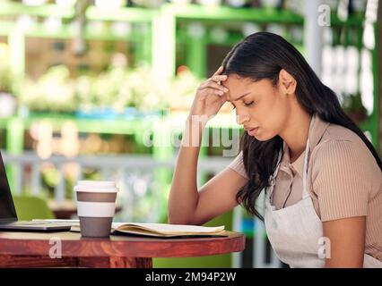 Heute könnte es besser sein. Ein junger Florist, der frustriert aussah, als er draußen an einem Notebook arbeitete. Stockfoto