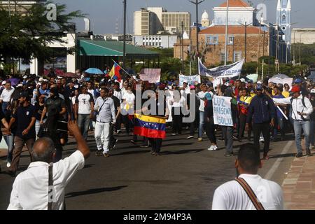 Lehrer, Universitätsprofessoren, Verwaltungspersonal, Studenten und die Zivilgesellschaft marschierten heute, am Montag, dem 16. Januar 2023, in der Stadt Maracaibo, Venezuela, in Protest. Lehrer lehnen das derzeitige Gehalt ab, das nicht ihre grundlegenden Prioritäten wie Nahrung, Kleidung, Schuhe und Transport unter anderem erfüllt. Sie fordern eine Vergütung, die im Einklang mit Artikel 91 der Verfassung von Venezuela steht. Darin heißt es: „Jeder Arbeitnehmer hat das Recht auf ein ausreichendes Gehalt, das es ihm ermöglicht, in würde zu leben und sich selbst und seine Familie zu versichern Stockfoto