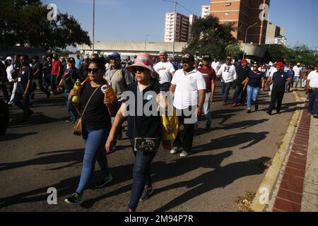 Lehrer, Universitätsprofessoren, Verwaltungspersonal, Studenten und die Zivilgesellschaft marschierten heute, am Montag, dem 16. Januar 2023, in der Stadt Maracaibo, Venezuela, in Protest. Lehrer lehnen das derzeitige Gehalt ab, das nicht ihre grundlegenden Prioritäten wie Nahrung, Kleidung, Schuhe und Transport unter anderem erfüllt. Sie fordern eine Vergütung, die im Einklang mit Artikel 91 der Verfassung von Venezuela steht. Darin heißt es: „Jeder Arbeitnehmer hat das Recht auf ein ausreichendes Gehalt, das es ihm ermöglicht, in würde zu leben und sich selbst und seine Familie zu versichern Stockfoto