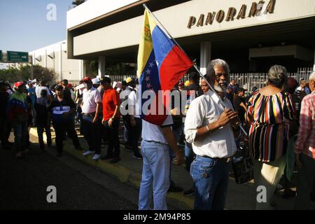 Lehrer, Universitätsprofessoren, Verwaltungspersonal, Studenten und die Zivilgesellschaft marschierten heute, am Montag, dem 16. Januar 2023, in der Stadt Maracaibo, Venezuela, in Protest. Lehrer lehnen das derzeitige Gehalt ab, das nicht ihre grundlegenden Prioritäten wie Nahrung, Kleidung, Schuhe und Transport unter anderem erfüllt. Sie fordern eine Vergütung, die im Einklang mit Artikel 91 der Verfassung von Venezuela steht. Darin heißt es: „Jeder Arbeitnehmer hat das Recht auf ein ausreichendes Gehalt, das es ihm ermöglicht, in würde zu leben und sich selbst und seine Familie zu versichern Stockfoto