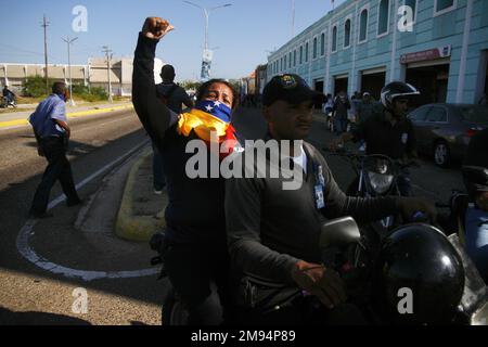 Lehrer, Universitätsprofessoren, Verwaltungspersonal, Studenten und die Zivilgesellschaft marschierten heute, am Montag, dem 16. Januar 2023, in der Stadt Maracaibo, Venezuela, in Protest. Lehrer lehnen das derzeitige Gehalt ab, das nicht ihre grundlegenden Prioritäten wie Nahrung, Kleidung, Schuhe und Transport unter anderem erfüllt. Sie fordern eine Vergütung, die im Einklang mit Artikel 91 der Verfassung von Venezuela steht. Darin heißt es: „Jeder Arbeitnehmer hat das Recht auf ein ausreichendes Gehalt, das es ihm ermöglicht, in würde zu leben und sich selbst und seine Familie zu versichern Stockfoto