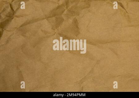 Papierhintergrund mit brauner Faltenbildung. Braune Schablone. Hintergrund aus braunem Papier. Stockfoto