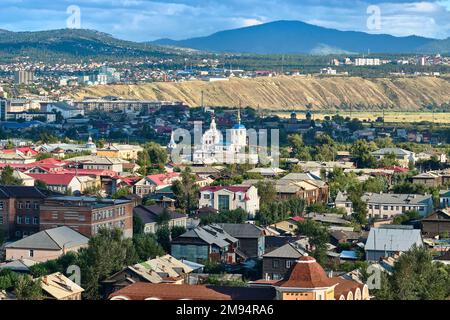 Ulan-Ude, Russland - 20. Juli 2022: Panoramablick von der Höhe der Stadt im Sommer an einem hellen, sonnigen Tag Stockfoto