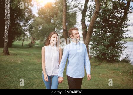 Ein verliebtes Paar, das am Ufer des Sees spaziert. Stockfoto