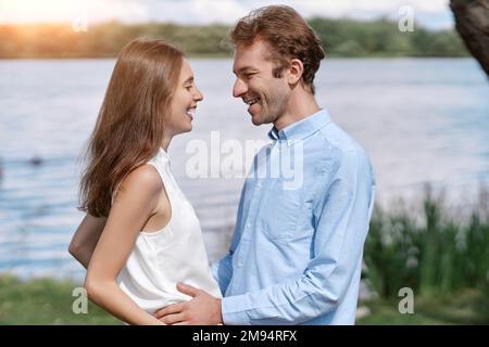 Porträt eines verliebten Mannes und einer verliebten Frau. Stockfoto