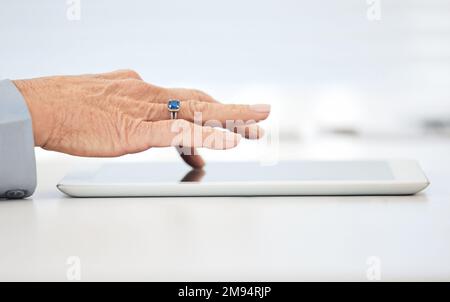 Ich Suche nach Inspiration. Nahaufnahme einer unbekannten Geschäftsfrau, die in einem Büro an einem digitalen Tablet arbeitet. Stockfoto