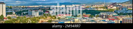 Ulan-Ude, Russland - 20. Juli 2022: Panoramablick von der Höhe der Stadt im Sommer an einem hellen, sonnigen Tag Stockfoto