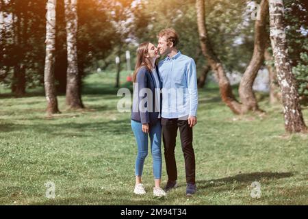 Ein glückliches Paar, das sich auf einem Spaziergang unterhält. Stockfoto