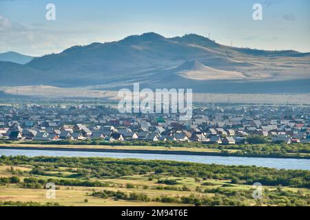 Ulan-Ude, Russland - 20. Juli 2022: Panoramablick von der Höhe der Stadt im Sommer an einem hellen, sonnigen Tag Stockfoto