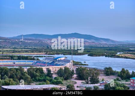 Ulan-Ude, Russland - 20. Juli 2022: Panoramablick von der Höhe der Stadt im Sommer bei Sonnenuntergang Stockfoto