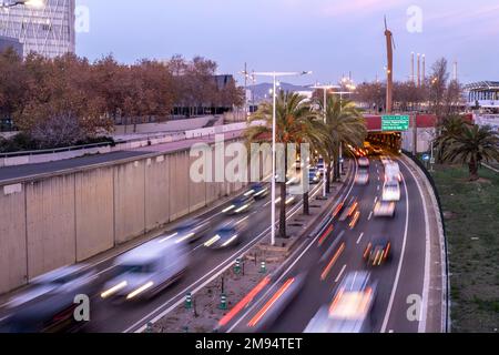 Dichter Verkehr auf der Ronda de Mar Avenue bei Sonnenuntergang in der Stadt Barcelona in Katalonien Spanien Stockfoto