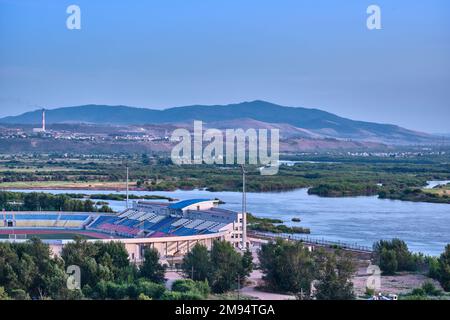 Ulan-Ude, Russland - 20. Juli 2022: Panoramablick von der Höhe der Stadt im Sommer bei Sonnenuntergang Stockfoto