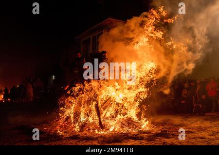 San Bartolome De Pinares, Spanien. 16. Januar 2023. Ein Reiter reitet durch ein Lagerfeuer mit Pinienzweigen im Dorf San Bartolome de Pinares während des traditionellen religiösen Festivals „Las Luminarias“ zu Ehren von San Antonio Abad (Heiliger Antonius), schutzpatron der Tiere, das jeden Abend im Januar 16 gefeiert wird. Die Reiter nehmen an einer Prozession mit ihren Pferden und Eseln Teil und überqueren die zahlreichen Lagerfeuer, die in den Straßen der Stadt angezündet werden. (Foto: Guillermo Gutierrez/SOPA Images/Sipa USA) Guthaben: SIPA USA/Alamy Live News Stockfoto
