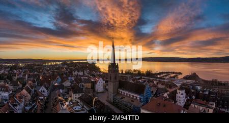 Luftaufnahme der Stadt Radolfzell am Bodensee mit dem Radolfzell-Münster vor Sonnenaufgang, Constance County, Baden-Württemberg, Deutschland Stockfoto