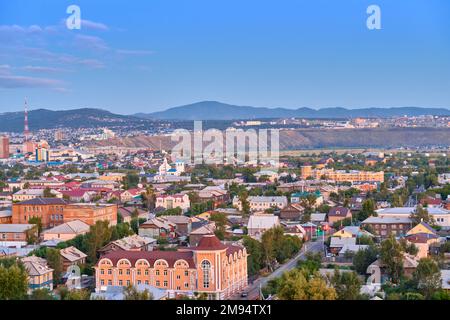 Ulan-Ude, Russland - 20. Juli 2022: Panoramablick von der Höhe der Stadt im Sommer bei Sonnenuntergang Stockfoto