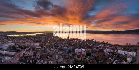Luftaufnahme der Stadt Radolfzell am Bodensee vor Sonnenaufgang, Bezirk Constance, Baden-Württemberg, Deutschland Stockfoto