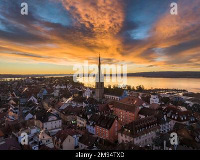 Luftaufnahme der Stadt Radolfzell am Bodensee mit dem Radolfzell-Münster vor Sonnenaufgang, Constance County, Baden-Württemberg, Deutschland Stockfoto