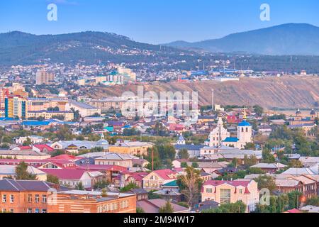 Ulan-Ude, Russland - 20. Juli 2022: Panoramablick von der Höhe der Stadt im Sommer bei Sonnenuntergang Stockfoto