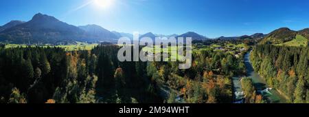 Luftaufnahme der Iller-Quelle bei Oberstdorf im Sommer. Zusammenfluss von Tretach, Stillach und Breitach, OberAllgaeu, Schwabien, Bayern Stockfoto