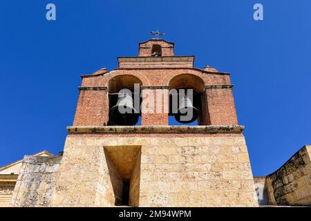 Glockenturm der Basilika Kathedrale Santa Maria la Menor, 1512, UNESCO-Weltkulturerbe, Zona Colonial, Santo Domingo, Dominikanische Republik Stockfoto