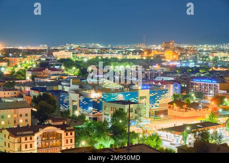 Ulan-Ude, Russland - 21. Juli 2022: Panoramablick von der Höhe der Stadt im Sommer am Abend Stockfoto