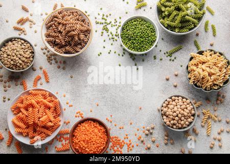 Eine Auswahl an Fusilli-Pasta aus verschiedenen Arten von Hülsenfrüchten, grünen und roten Linsen, Mungbohnen und Kichererbsen. Glutenfreie Pasta. Stockfoto