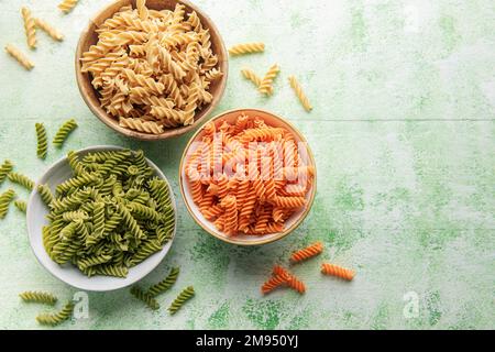 Eine Auswahl an Fusilli-Pasta aus verschiedenen Arten von Hülsenfrüchten, grünen und roten Linsen, Mungbohnen und Kichererbsen. Glutenfreie Pasta. Stockfoto