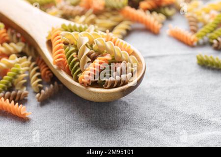 Eine Auswahl an Fusilli-Pasta aus verschiedenen Arten von Hülsenfrüchten, grünen und roten Linsen, Mungbohnen und Kichererbsen. Glutenfreie Pasta. Lebensmittelhintergrund Stockfoto