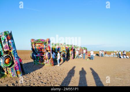 Eine Gruppe von Schülerautos mit Spritzlackierung auf der Cadillac Ranch. Stockfoto