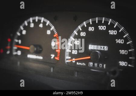 Nahaufnahme eines Tachometers und Drehzahlmessers in einem Gebrauchtwagen Stockfoto