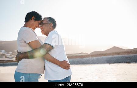 Ich will für immer in diesem Moment bleiben. Ein reifes Paar, das Zeit am Strand verbringt. Stockfoto