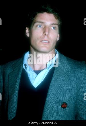 New York, New York, USA 19. Februar 1982 Schauspieler Christopher Reeve Backstage in der 100-Sterne-Nacht in der Radio City Music Hall am 19. Februar 1982 in New York, New York, USA. Foto: Barry King/Alamy Stock Photo Stockfoto