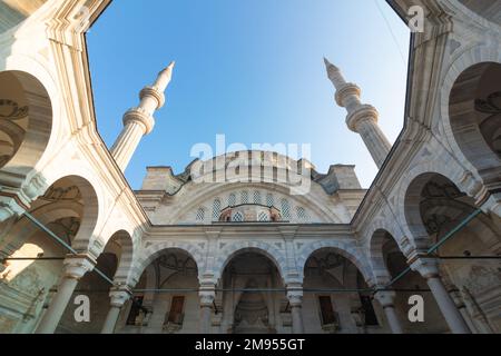 Blick auf die Nuruosmaniye-Moschee vom Innenhof. Osmanische Barockarchitektur. Istanbul Turkiye - 12.23.2022 Stockfoto