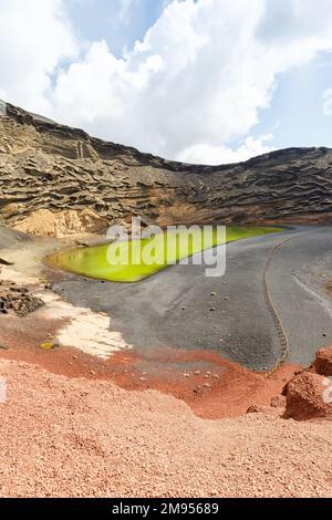 Grüner See Charco de Los Clicos Verde in der Nähe von El Golfo Porträtformat Reisen Sie auf Lanzarote Island auf den Kanarischen Inseln in Spanien Stockfoto