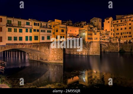 Silberschmiedegeschäfte auf der berühmten Brücke Ponte Vecchio am Fluss Arno in Centro Storico, Florenz, Italien bei Sonnenuntergang aus nächster Nähe Stockfoto