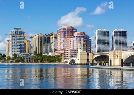 Die Royal Park Bridge und die Skyline von West Palm Beach, USA Stockfoto