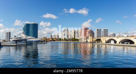 Royal Park Bridge mit Jachthafen und Skyline Panoramafahrt in West Palm Beach, USA Stockfoto