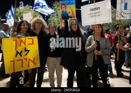 Demonstranten halten Schilder hoch und schwenken israelische Flaggen während einer Demonstration gegen den Plan der neuen israelischen Regierung für das Justizsystem, der darauf abzielt, den Obersten Gerichtshof des Landes am 17. 2022. Dezember in Tel Aviv, Israel, zu schwächen. Die Befürworter der bürgerlichen Freiheiten beschuldigen die neue Regierung, dem Rechtssystem den Krieg zu erklären, und sagen, dass der vorgeschlagene Plan Minderheitenrechte in unmittelbare Gefahr bringen und die Demokratie des Landes gefährden werde. Stockfoto