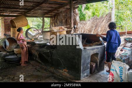 Herstellung von Kokosblütensirup, gewonnen durch Verdunstung, als Süßungsmittel, Amphoe Amphawa, Provinz Samut Songkhram, Thailand, Asien Stockfoto